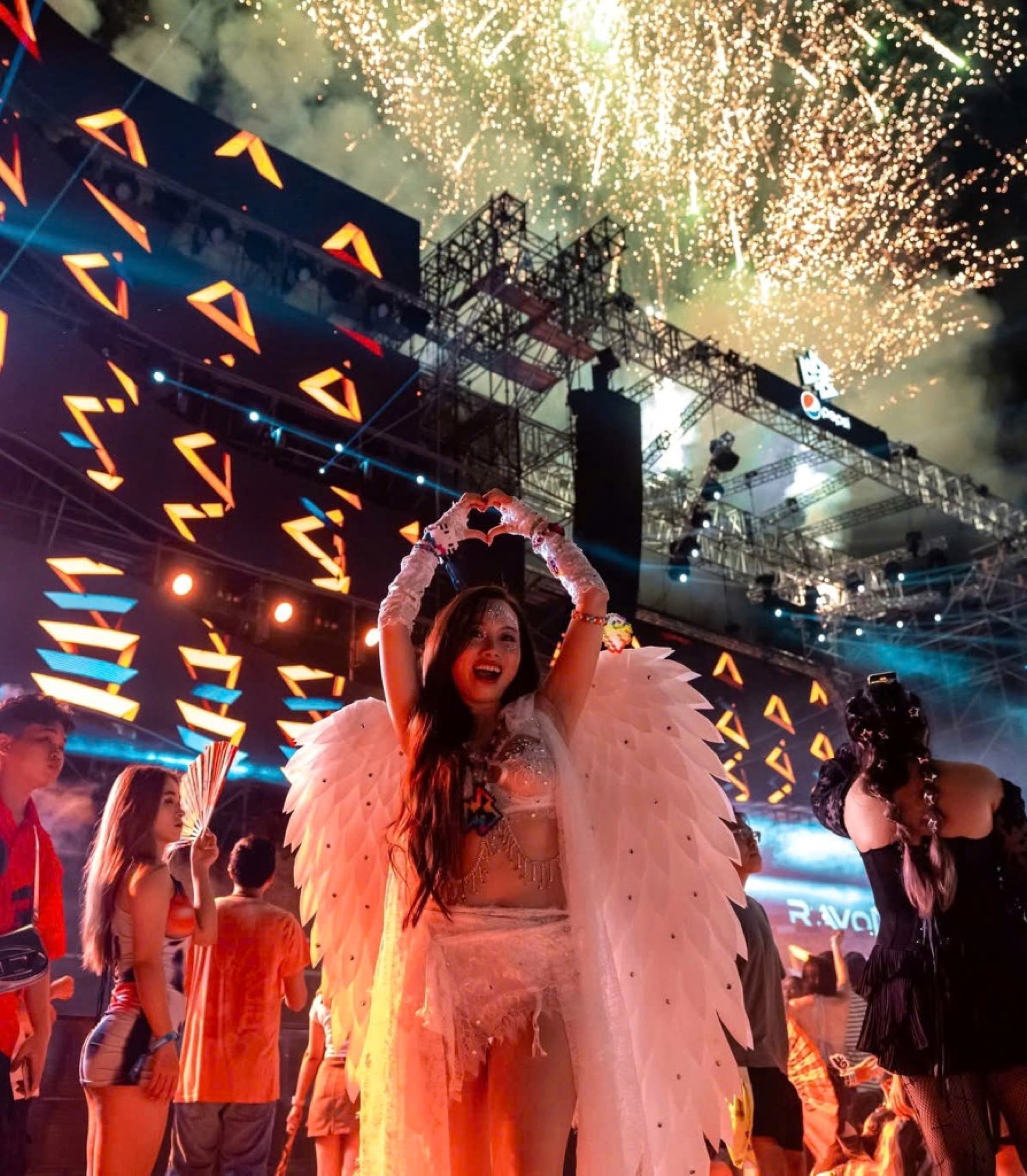 Raver diện trang phục cánh thiên thần tại Ravolution