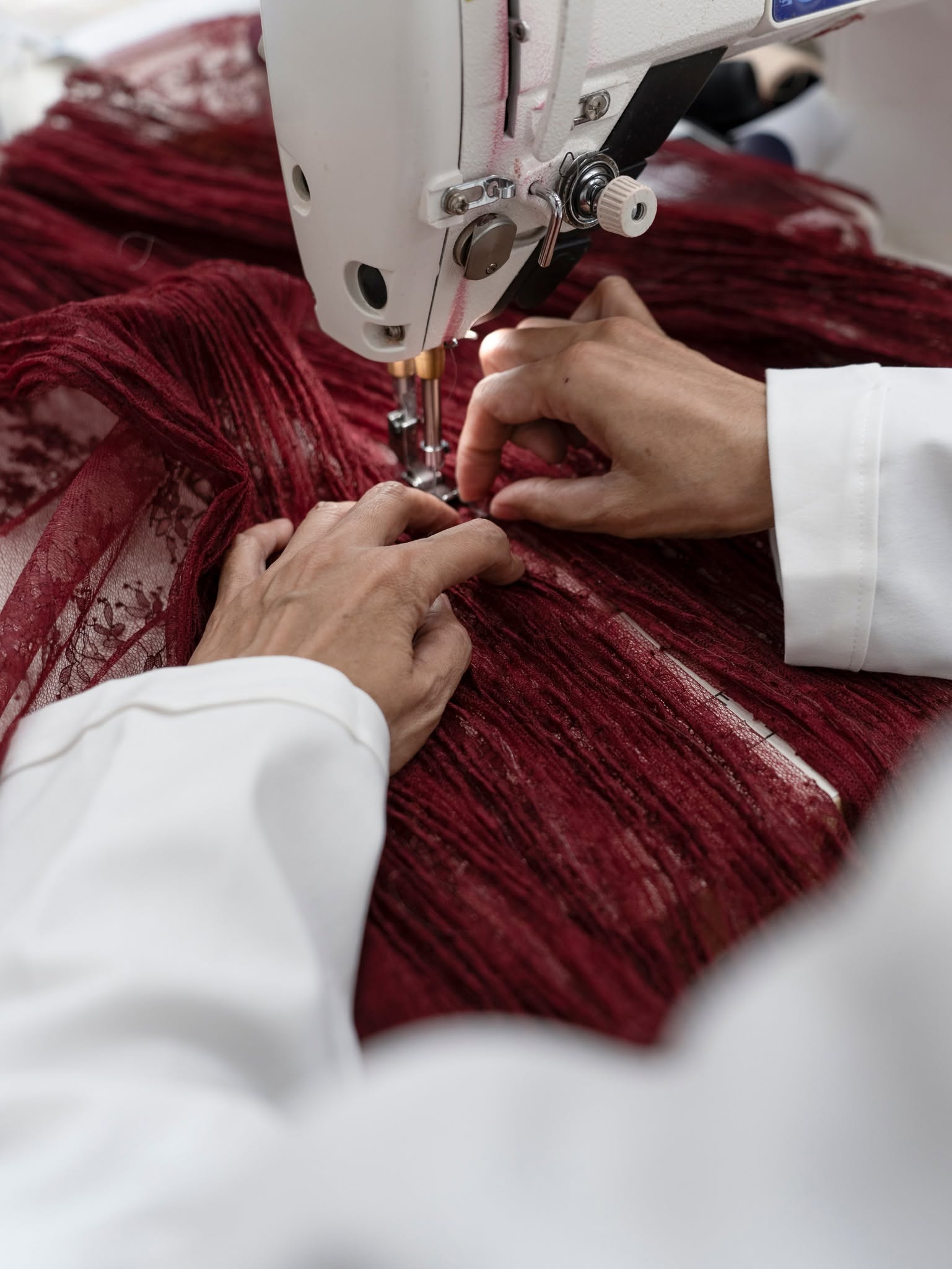 Nghệ nhân may ren đỏ tại atelier