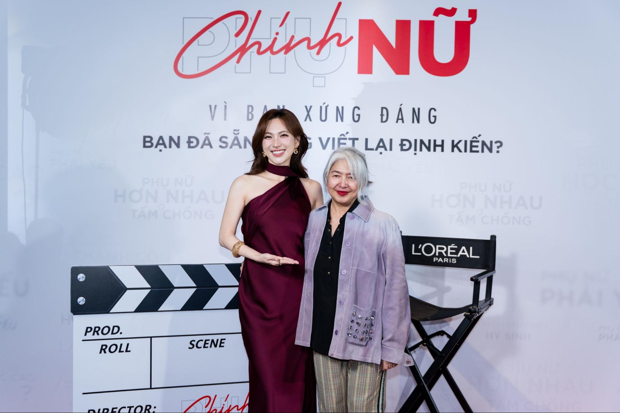 Chính Nữ bên backdrop “Bạn đã sẵn sàng viết lại định kiến?”