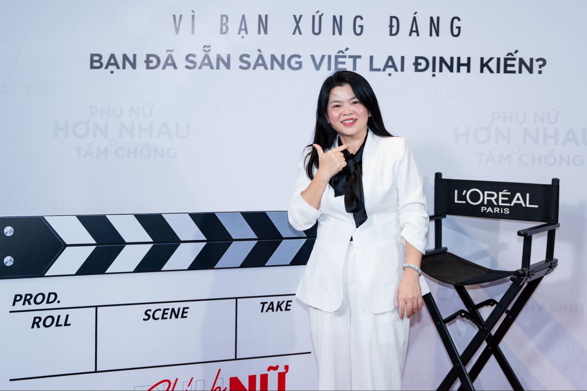 Chính Nữ trong bộ suit trắng