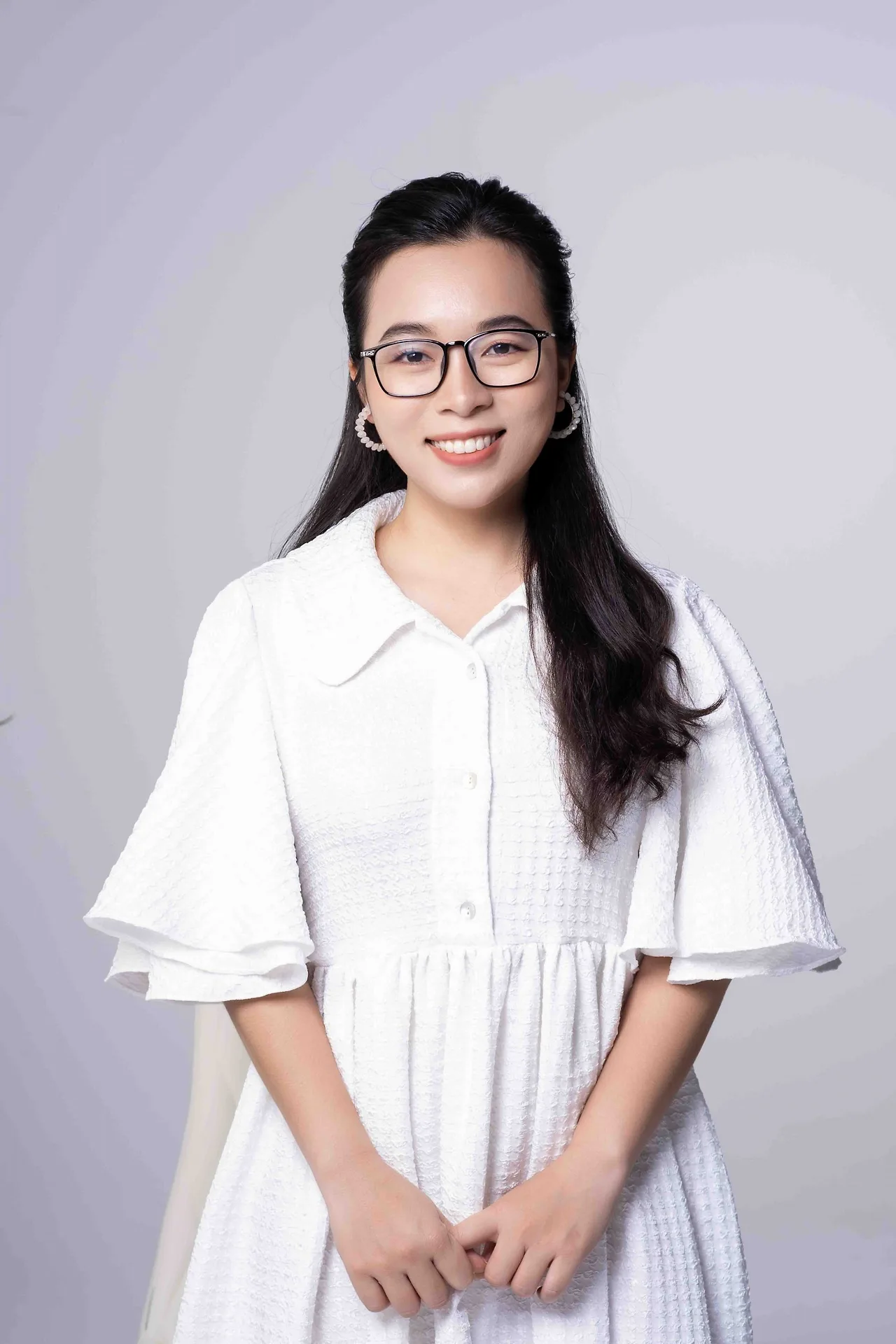 Đào Thị Hồng Quyên trong đầm trắng