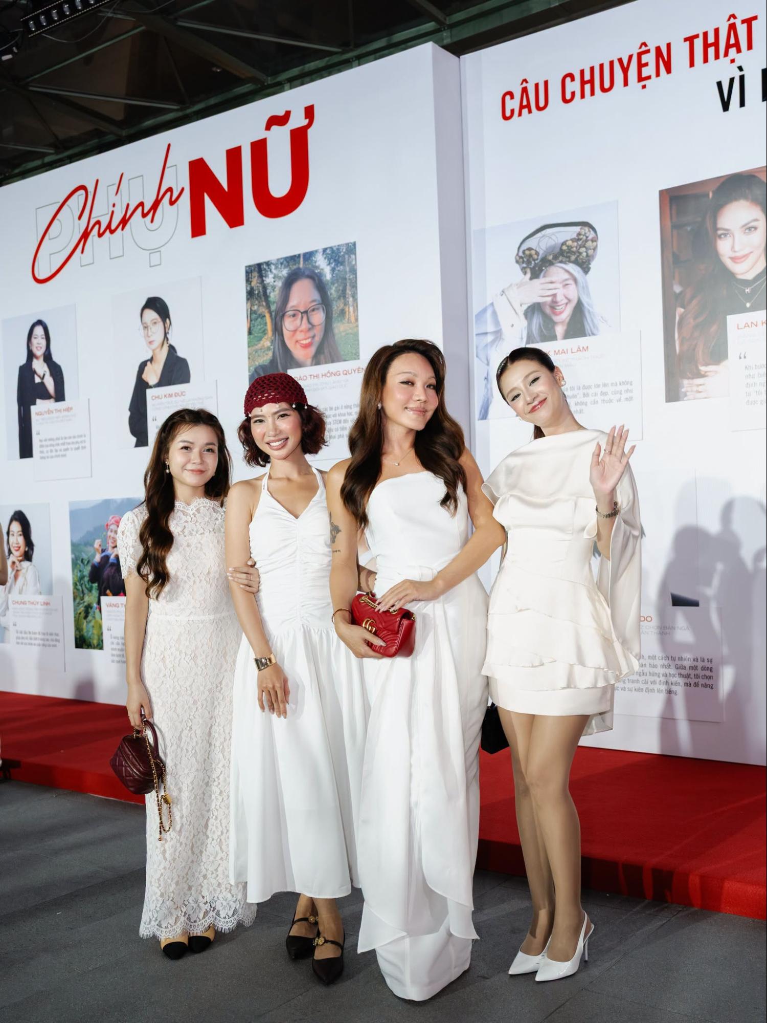 Các Chính Nữ trước bức tường câu chuyện Chính Nữ