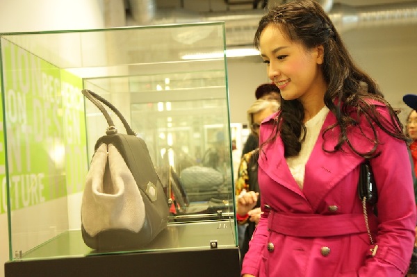 Mai Phương Th&uacute;y thăm viện mẫu Ph&aacute;p 7