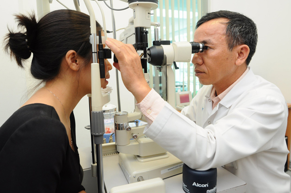 Tr&ograve; chuyện với chuy&ecirc;n gia về cấy gh&eacute;p gi&aacute;c mạc 2