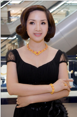 Ngắm hoa hậu Gi&aacute;ng My tỏa s&aacute;ng c&ugrave;ng sen v&agrave;ng 3