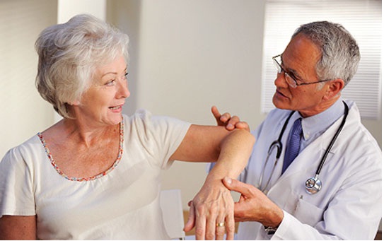 Những lưu &yacute; điều trị nhức khớp l&uacute;c giao m&ugrave;a 1