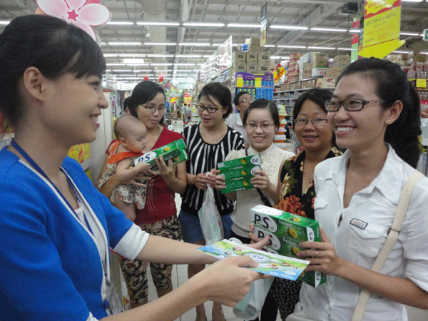 Phụ huynh "săn v&eacute;" tham gia ng&agrave;y hội P/S Tr&agrave; Xanh 1