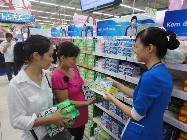 Phụ huynh "săn v&eacute;" tham gia ng&agrave;y hội P/S Tr&agrave; Xanh 2