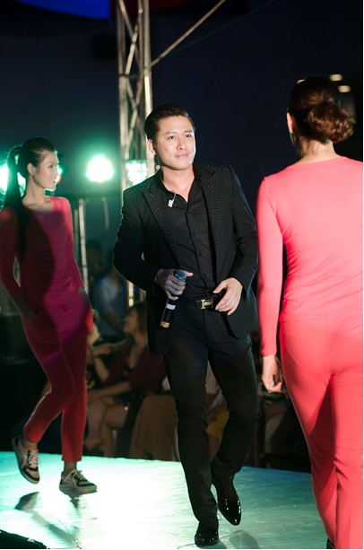 Tuấn Hưng "ch&aacute;y" hết m&igrave;nh trong Silver Star Fashion Show 2