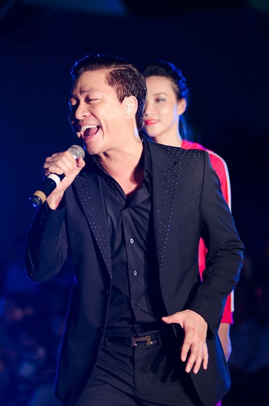 Tuấn Hưng "ch&aacute;y" hết m&igrave;nh trong Silver Star Fashion Show 4