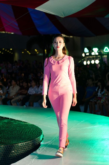 Tuấn Hưng "ch&aacute;y" hết m&igrave;nh trong Silver Star Fashion Show 8