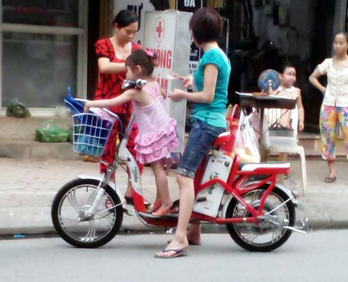 Xu hướng mới: Cả nh&agrave; c&ugrave;ng đi xe đạp điện 3