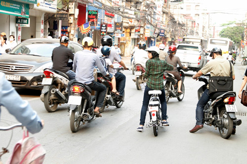 Xu hướng mới: Cả nh&agrave; c&ugrave;ng đi xe đạp điện 5