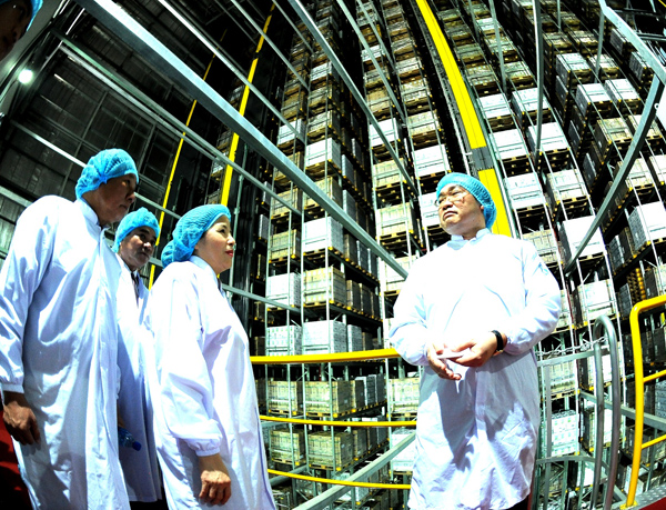 Robot v&agrave; &ldquo;kho th&ocirc;ng minh&rdquo; ở si&ecirc;u Nh&agrave; m&aacute;y sữa Vinamilk 2