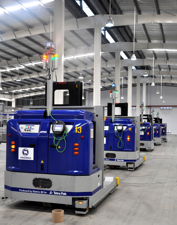 Robot v&agrave; &ldquo;kho th&ocirc;ng minh&rdquo; ở si&ecirc;u Nh&agrave; m&aacute;y sữa Vinamilk 3