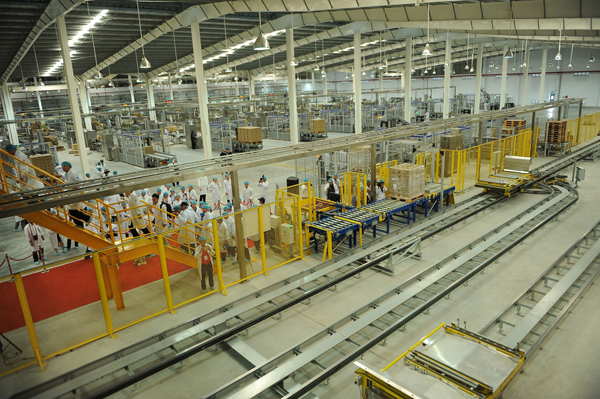 Robot v&agrave; &ldquo;kho th&ocirc;ng minh&rdquo; ở si&ecirc;u Nh&agrave; m&aacute;y sữa Vinamilk 5