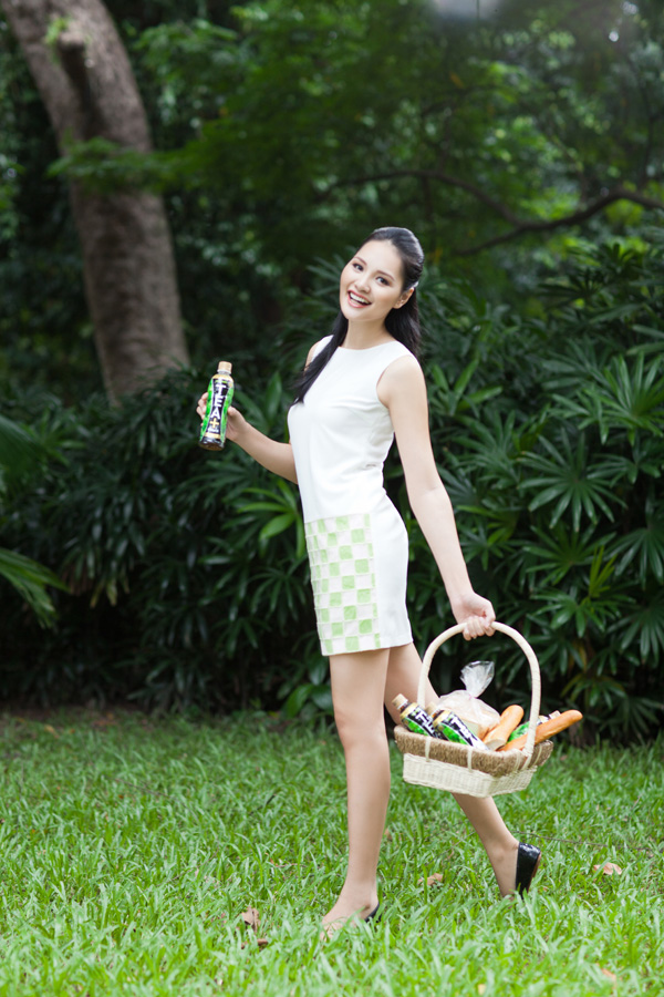 Hoa hậu Hương Giang nhẹ nh&agrave;ng b&ecirc;n gia đ&igrave;nh nhỏ 1