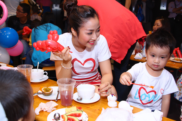Ốc Thanh V&acirc;n t&iacute;ch cực tham gia giao lưu chăm s&oacute;c da cho con 3