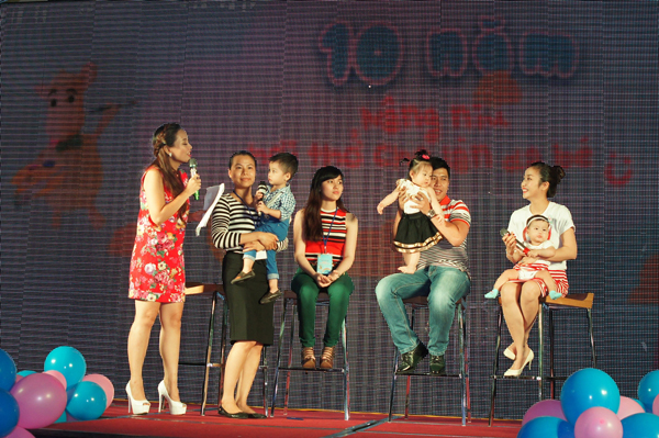 Ốc Thanh V&acirc;n t&iacute;ch cực tham gia giao lưu chăm s&oacute;c da cho con 4