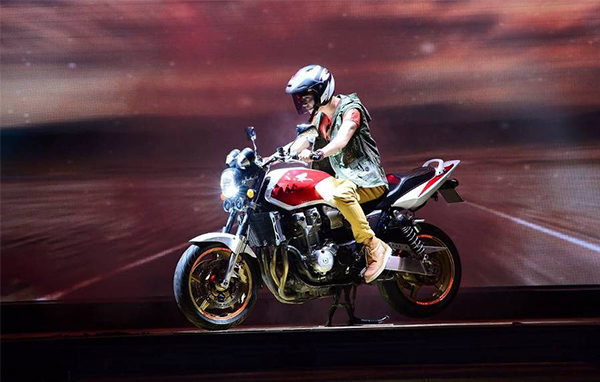 D&agrave;n sao hội tụ ho&agrave;nh tr&aacute;ng tại Ng&ocirc;i Sao Thiết Kế Việt Nam 2013 4