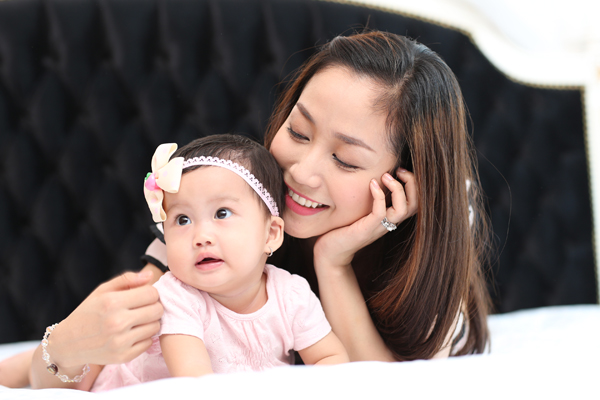 Ốc Thanh V&acirc;n v&agrave; b&iacute; quyết giữ da mịn m&agrave;ng cho con  2