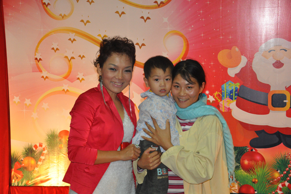 Cảm động chương tr&igrave;nh &ldquo;Gi&aacute;ng Sinh Y&ecirc;u Thương&rdquo; d&agrave;nh cho bệnh nhi 1