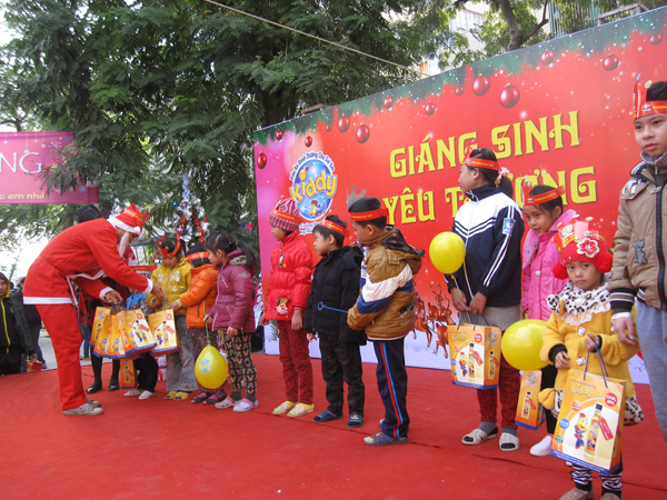 Cảm động chương tr&igrave;nh &ldquo;Gi&aacute;ng Sinh Y&ecirc;u Thương&rdquo; d&agrave;nh cho bệnh nhi 2