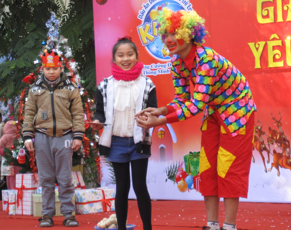 Cảm động chương tr&igrave;nh &ldquo;Gi&aacute;ng Sinh Y&ecirc;u Thương&rdquo; d&agrave;nh cho bệnh nhi 3