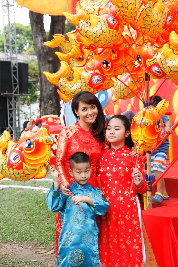 Mai Thu Huyền c&ugrave;ng c&aacute;c con du xu&acirc;n tại Hội Tết truyền thống 2014 10
