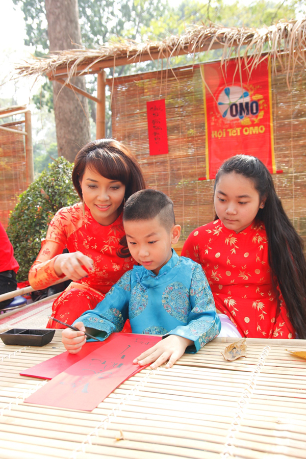 Mai Thu Huyền c&ugrave;ng c&aacute;c con du xu&acirc;n tại Hội Tết truyền thống 2014 2