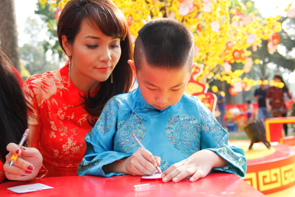 Mai Thu Huyền c&ugrave;ng c&aacute;c con du xu&acirc;n tại Hội Tết truyền thống 2014 6