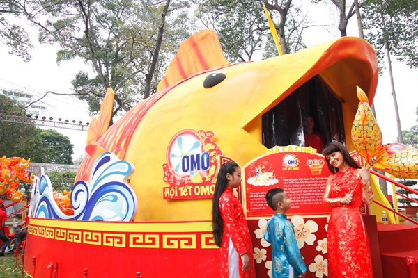 Mai Thu Huyền c&ugrave;ng c&aacute;c con du xu&acirc;n tại Hội Tết truyền thống 2014 8