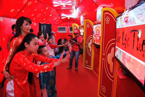 Mai Thu Huyền c&ugrave;ng c&aacute;c con du xu&acirc;n tại Hội Tết truyền thống 2014 9