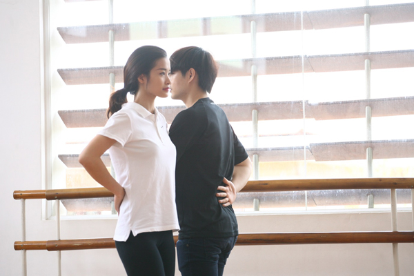 Đ&ocirc;ng Nhi, &Ocirc;ng Cao Thắng t&igrave;nh tứ tập m&uacute;a cho nhạc kịch &ldquo;chuyển hương&rdquo; 7