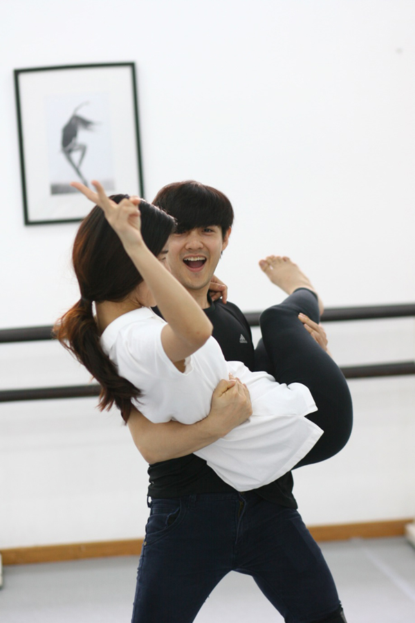 Đ&ocirc;ng Nhi, &Ocirc;ng Cao Thắng t&igrave;nh tứ tập m&uacute;a cho nhạc kịch &ldquo;chuyển hương&rdquo; 9