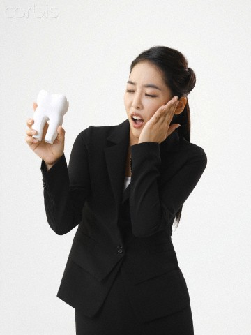 Người hay bị buốt răng, c&oacute; n&ecirc;n đi tẩy trắng răng? 3