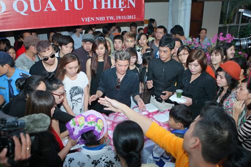 Những &ldquo;sao&rdquo; Việt chăm chỉ l&agrave;m từ thiện trong thầm lặng 3