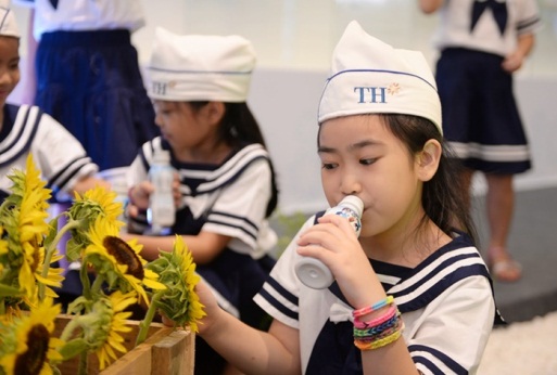 Nguy&ecirc;n Bộ trưởng Bộ Gi&aacute;o dục: &ldquo;T&ocirc;i mong mọi trẻ em VN đều c&oacute; ly sữa uống mỗi ng&agrave;y&rdquo; 2