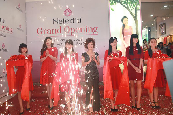 &Aacute; hậu T&uacute; Anh, Quỳnh Nga xinh đẹp dự khai trương showroom Nefertiti 6