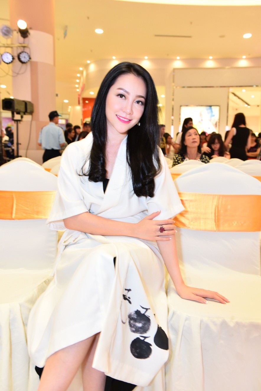 Linh Nga lu&ocirc;n tự tin ngay cả khi bị "săm soi" từ đầu đến ch&acirc;n 2