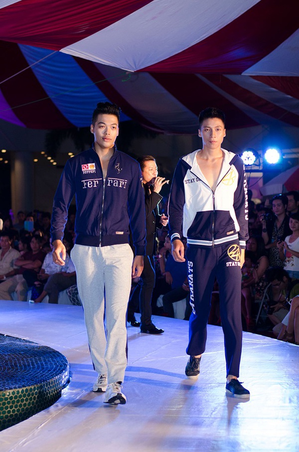 Tuấn Hưng "ch&aacute;y" hết m&igrave;nh trong Silver Star Fashion Show 11