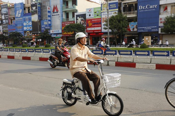 Xu hướng mới: Cả nh&agrave; c&ugrave;ng đi xe đạp điện 2