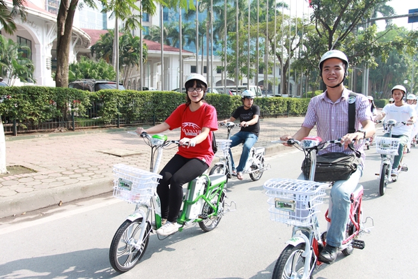 Xu hướng mới: Cả nh&agrave; c&ugrave;ng đi xe đạp điện 4