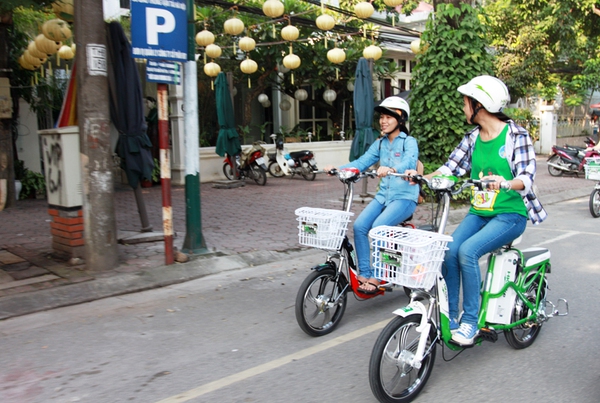Xu hướng mới: Cả nh&agrave; c&ugrave;ng đi xe đạp điện 6