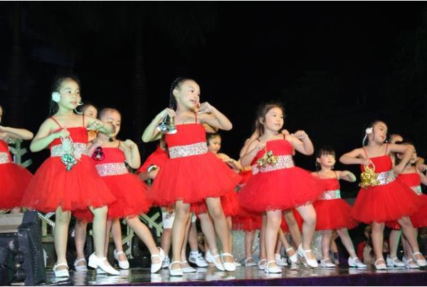 Quang Anh (The Voice Kids) v&agrave; MC Khởi My "ch&aacute;y" c&ugrave;ng ng&agrave;y hội của b&eacute; y&ecirc;u 2