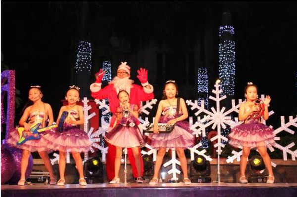 Quang Anh (The Voice Kids) v&agrave; MC Khởi My "ch&aacute;y" c&ugrave;ng ng&agrave;y hội của b&eacute; y&ecirc;u 3