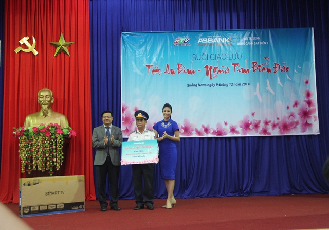 Hoa hậu Ngọc H&acirc;n đẹp hơn với h&igrave;nh ảnh b&igrave;nh dị 7