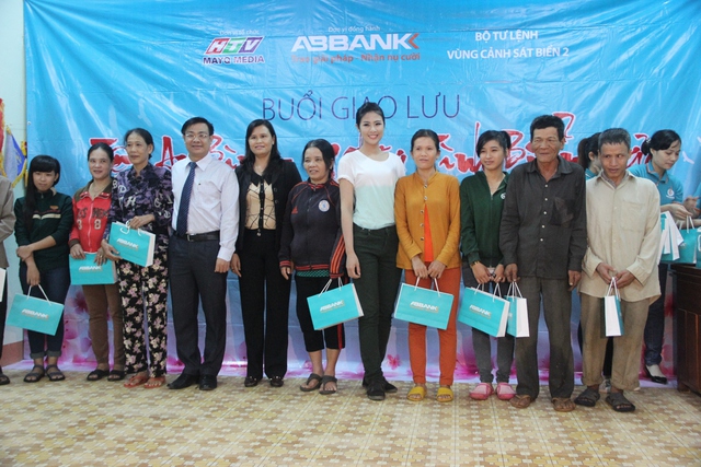 Hoa hậu Ngọc H&acirc;n đẹp hơn với h&igrave;nh ảnh b&igrave;nh dị 14