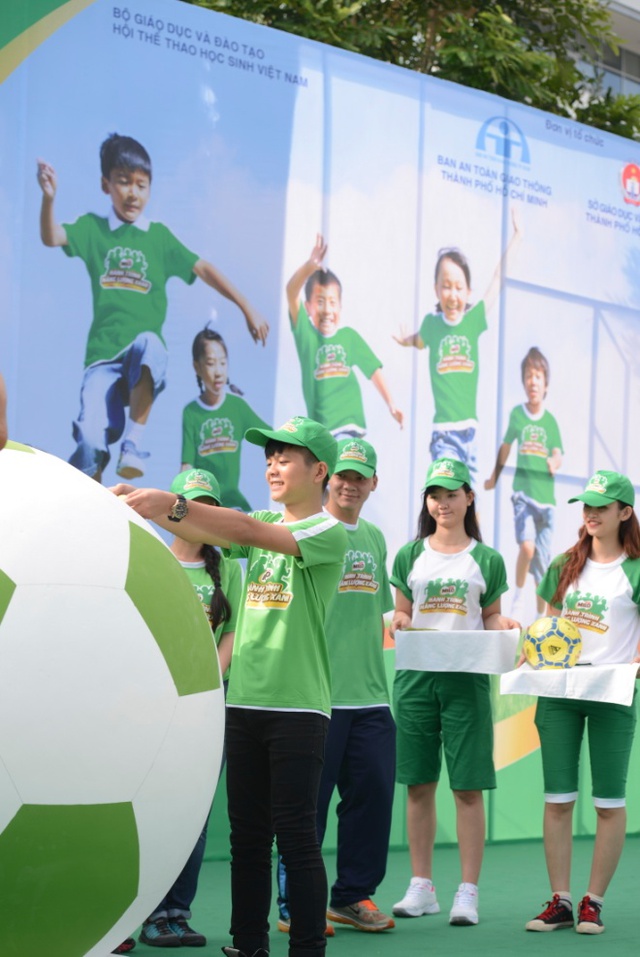 Bất ngờ với chiều cao vượt trội của&nbsp;Quang Anh "The voice kids" 3