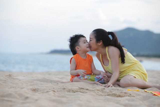 Nu&ocirc;i con bằng mắt - "Tật xấu" của mẹ Việt 2